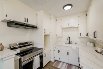 59 Esperanza Ave, Unit D in Sierra Madre, CA - Foto de edificio - Building Photo