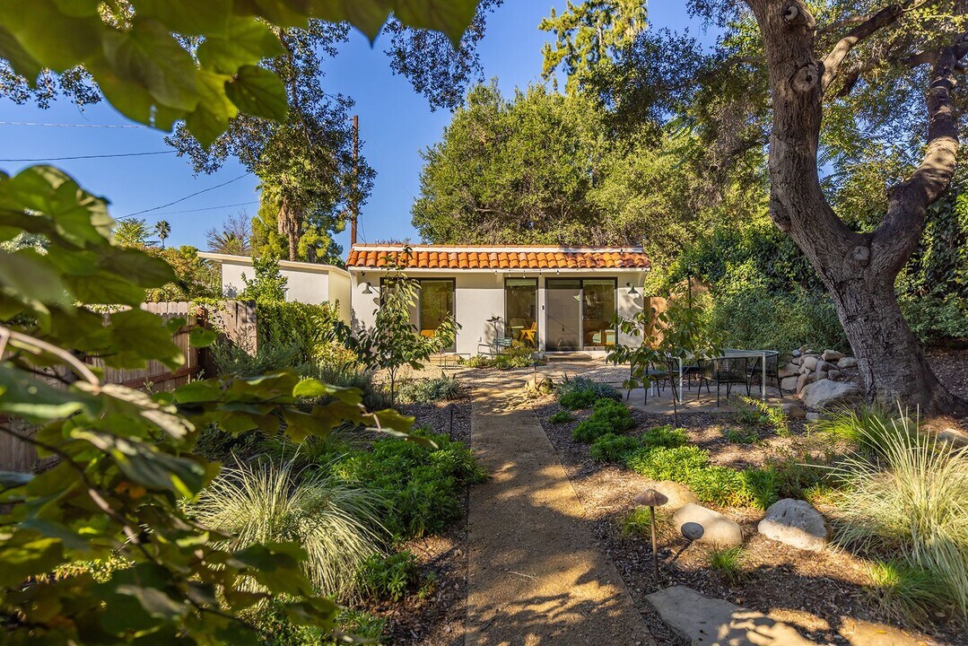 108 E Summer St in Ojai, CA - Building Photo
