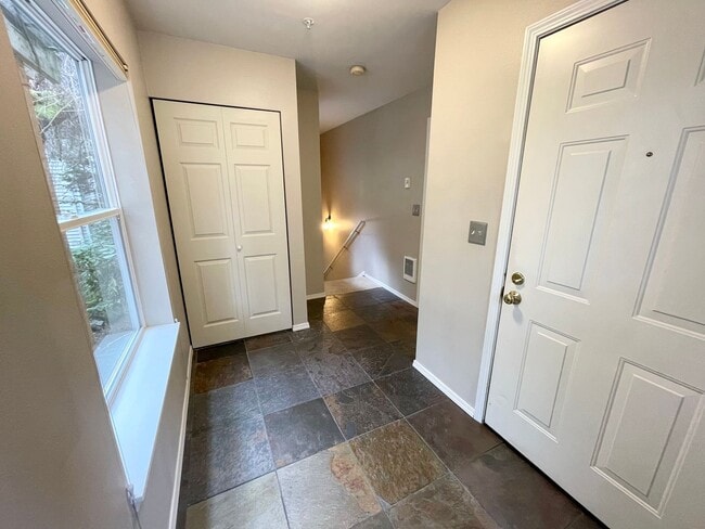 Large 1BR with New Carpeting!!!! in Bellevue, WA - Foto de edificio - Building Photo