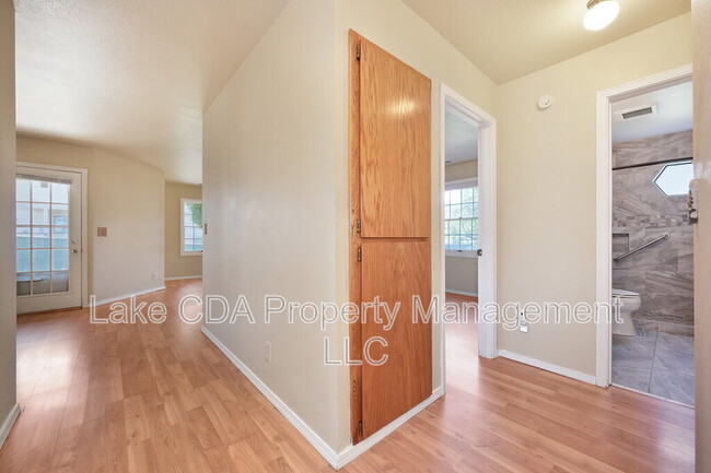 8235 N Village Dr in Hayden, ID - Foto de edificio - Building Photo