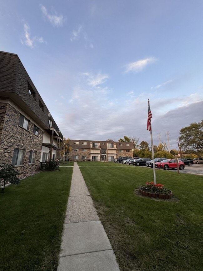 9122 W Dixon St in Milwaukee, WI - Building Photo - Building Photo