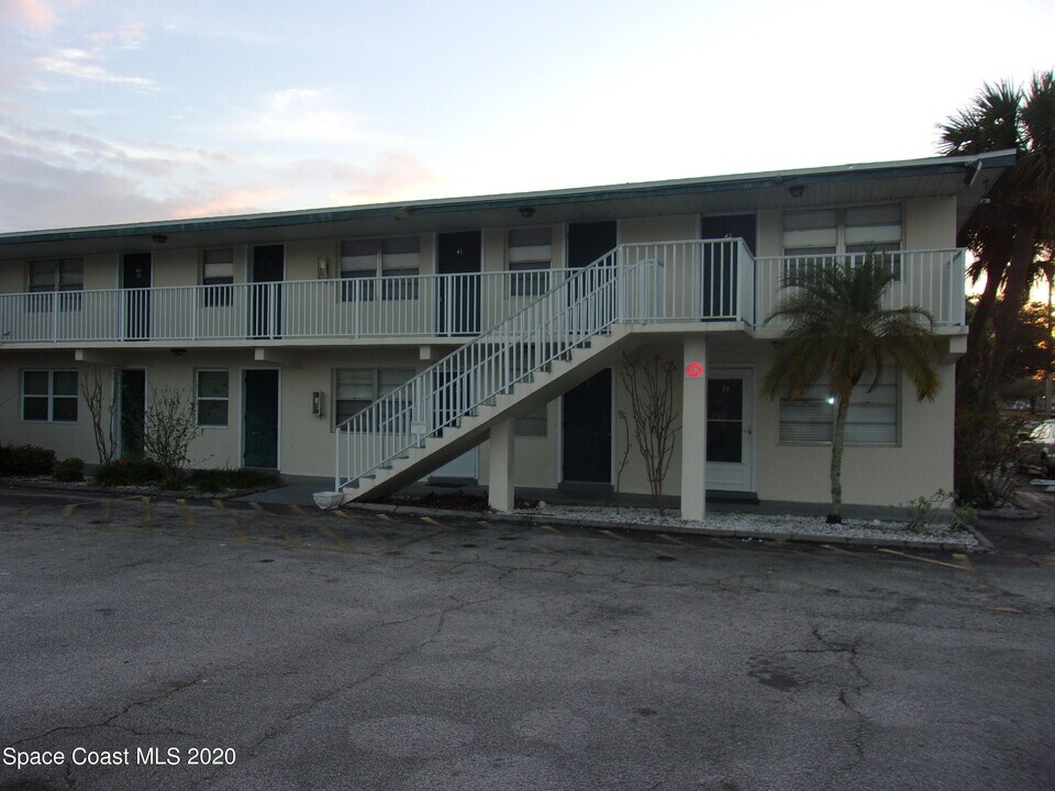 2170 Knox McRae Dr in Titusville, FL - Foto de edificio
