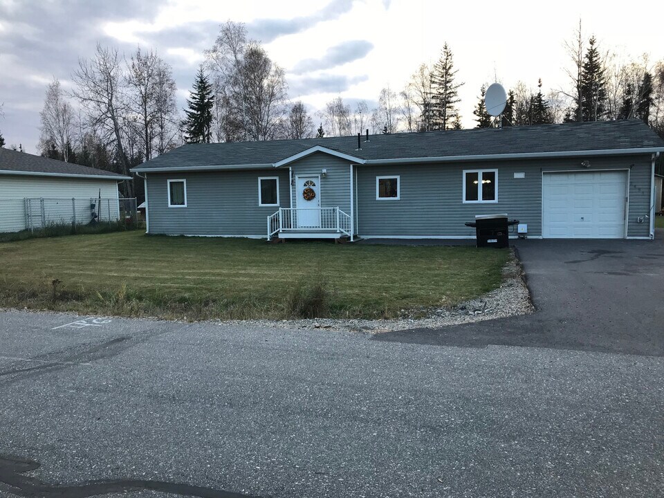 2451 Tanana Dr in North Pole, AK - Building Photo