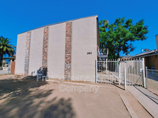 382 N Glenn Ave in Fresno, CA - Foto de edificio - Building Photo