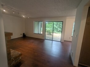 12721 NE 129th Ct, Unit F in Kirkland, WA - Building Photo - Building Photo