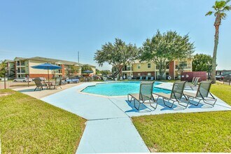 Woodglen Village in Houston, TX - Foto de edificio - Building Photo