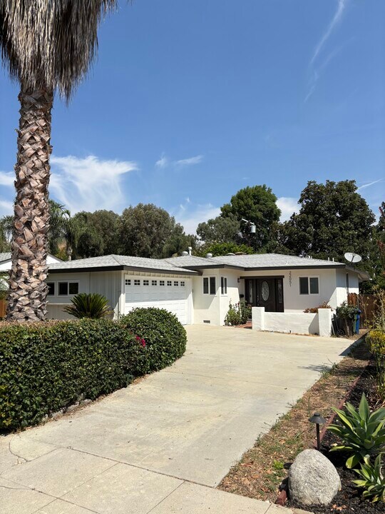 22051 San Miguel St in Woodland Hills, CA - Foto de edificio