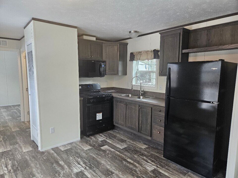 20 Providence New London Tpke in North Stonington, CT - Building Photo