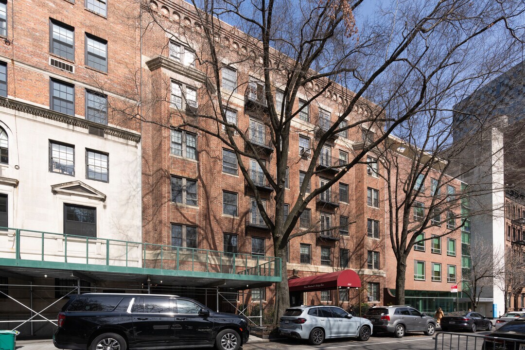 345 E 68th St in New York, NY - Building Photo