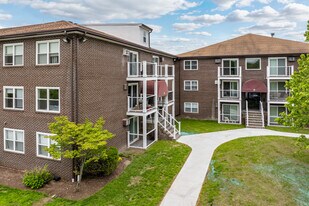 Pondsview Apartments in Billerica, MA - Building Photo