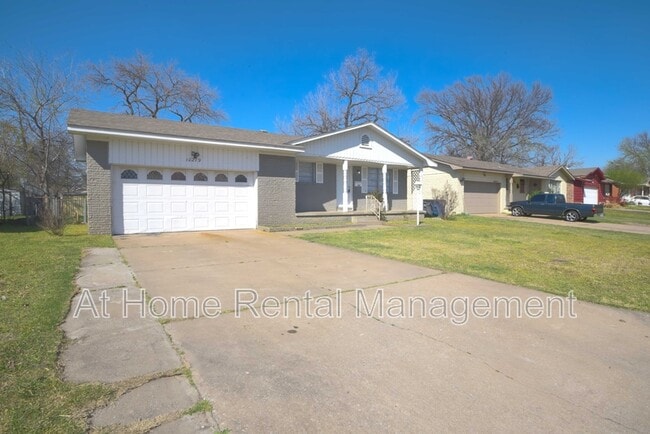 10219 E 7th St in Tulsa, OK - Foto de edificio - Building Photo