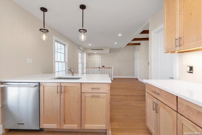 108 South St in Oyster Bay, NY - Building Photo - Building Photo