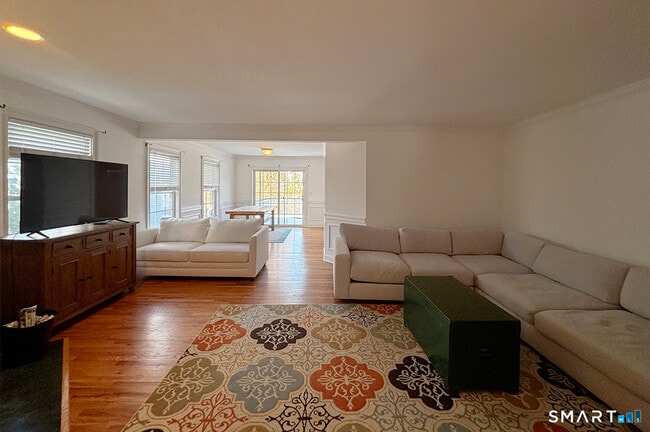 379 S Pine Creek Rd in Fairfield, CT - Building Photo - Building Photo