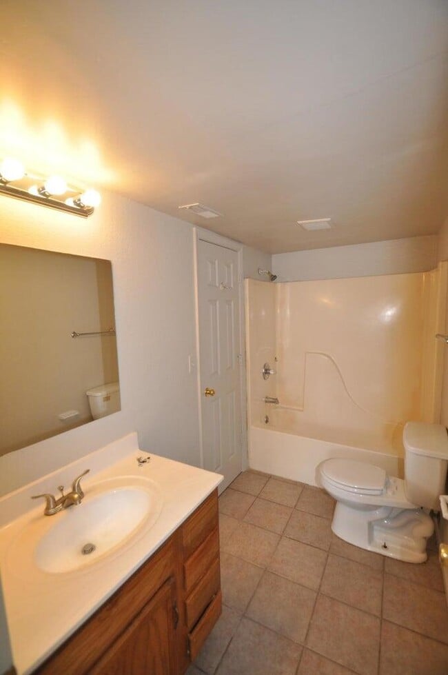 4160 W Bethany Dr in Columbia, MO - Building Photo - Building Photo