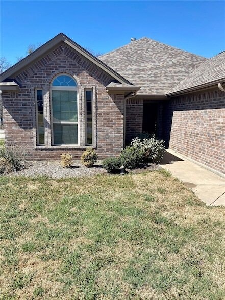 740 Westgate Dr in Aledo, TX - Foto de edificio - Building Photo