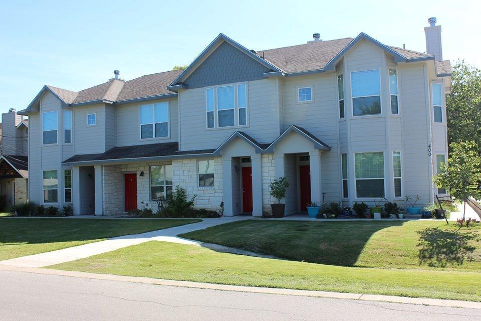 400 West St in Hutto, TX - Building Photo