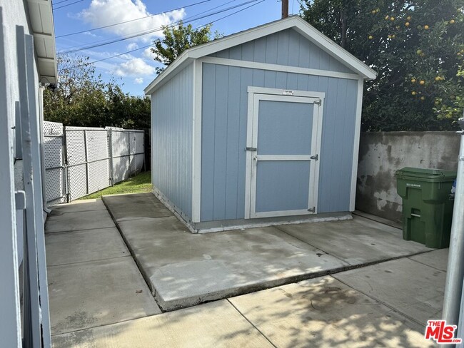 20224 Kinzie St in Los Angeles, CA - Building Photo - Building Photo