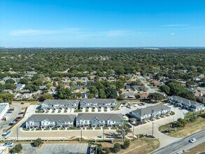 6217 Roby Dr in Arlington, TX - Foto de edificio - Building Photo