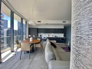 55 SW 9th St, Unit 4201 in Miami, FL - Foto de edificio - Building Photo