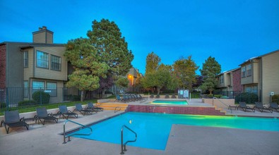 Oak Tree Park in Albuquerque, NM - Foto de edificio - Building Photo