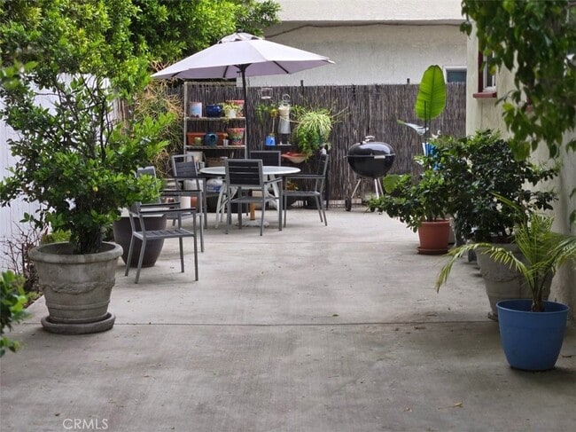 4949 Coldwater Canyon Ave in Los Angeles, CA - Building Photo - Building Photo