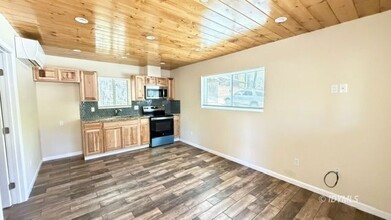 25161 Cedar St in Idyllwild, CA - Building Photo - Building Photo