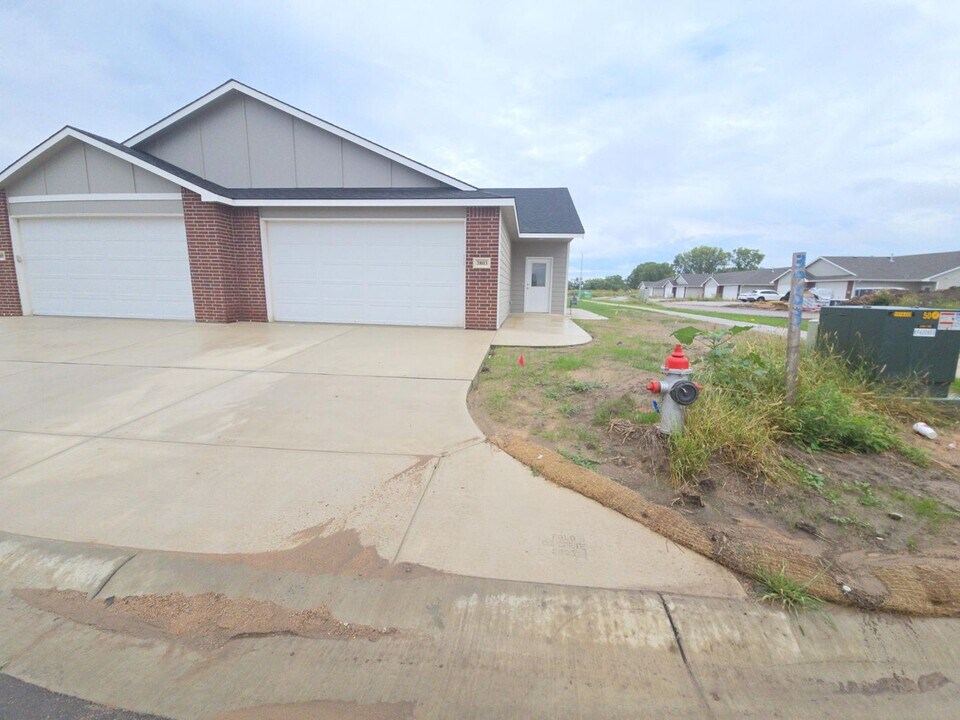 3803 S Bluelake Ct in Wichita, KS - Building Photo