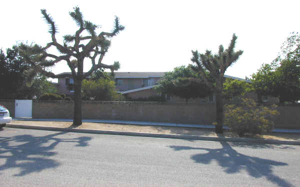 Le Barron Apartments in Yucca Valley, CA - Building Photo