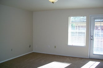 Villa Capri East in Beaverton, OR - Building Photo - Building Photo