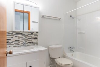 Edgemont Apartments in Portland, OR - Building Photo - Interior Photo