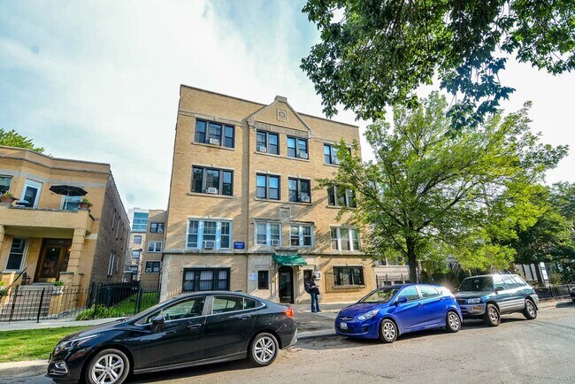 property at 821 W Waveland Ave