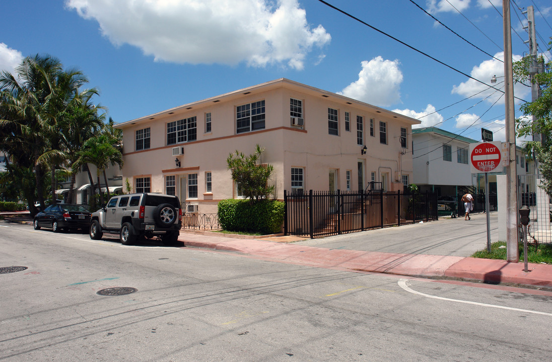 Malibu House in Miami Beach, FL - Building Photo