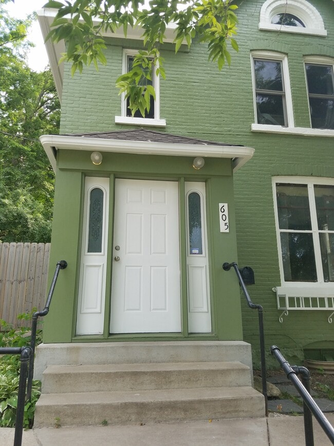 605 E Main St, Unit 1 in Mankato, MN - Building Photo - Building Photo