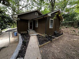 5025 Sunnyside Ave, Unit Upstairs in Chattanooga, TN - Building Photo