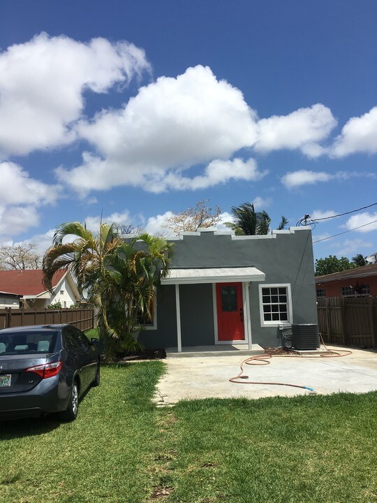 2275 NW 33rd St in Miami, FL - Building Photo