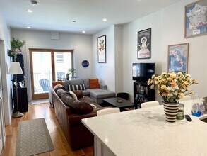 245 Chelsea St, Unit 2 in Boston, MA - Building Photo - Building Photo