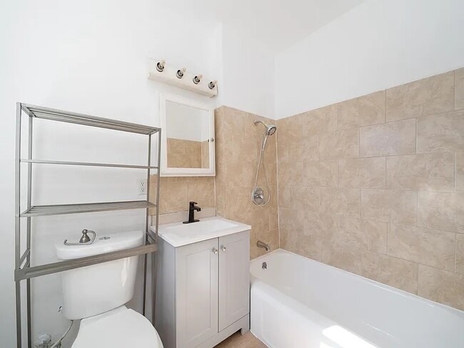 275 7th St, Unit Apt 3 in Jersey City, NJ - Building Photo - Building Photo