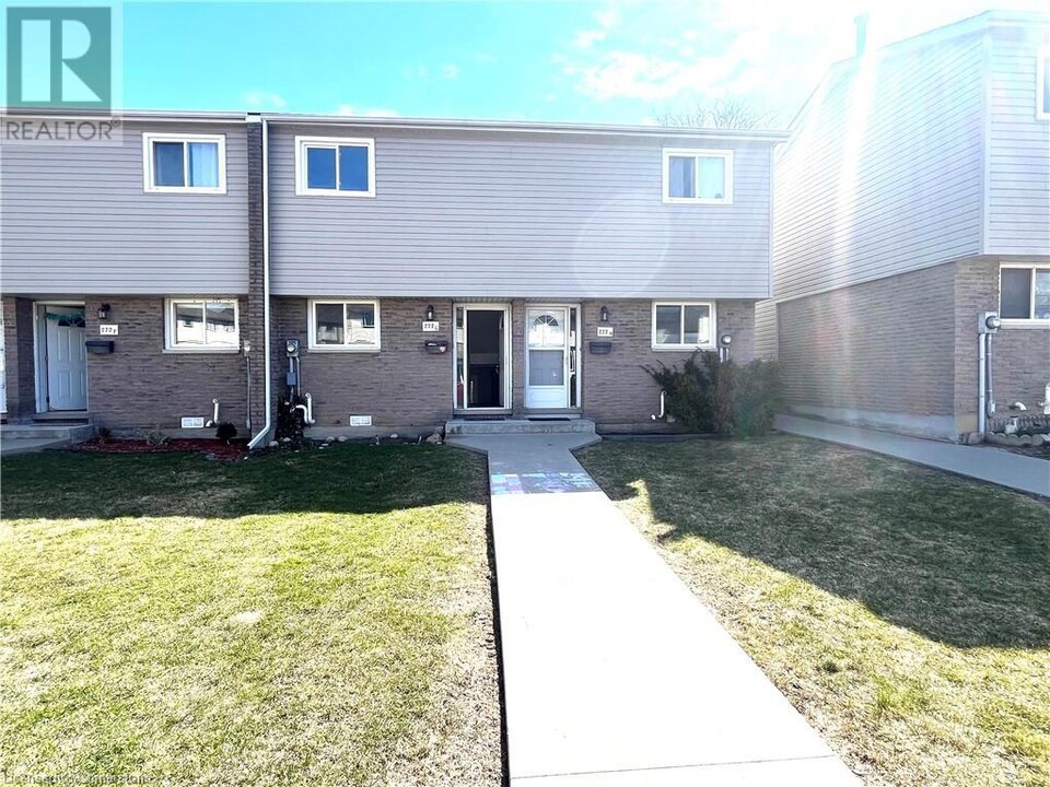 222 Harvard Pl in Waterloo, ON - Building Photo