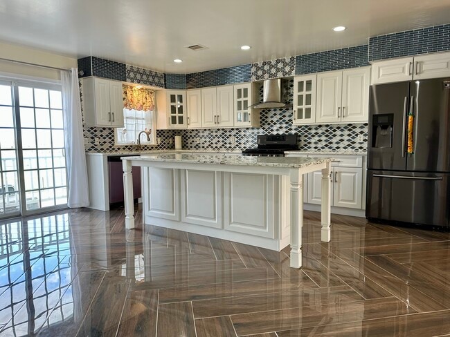 3 Harbor Front Ct in Elizabeth, NJ - Foto de edificio - Building Photo