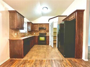 913 Denmark St in Yukon, OK - Building Photo - Building Photo