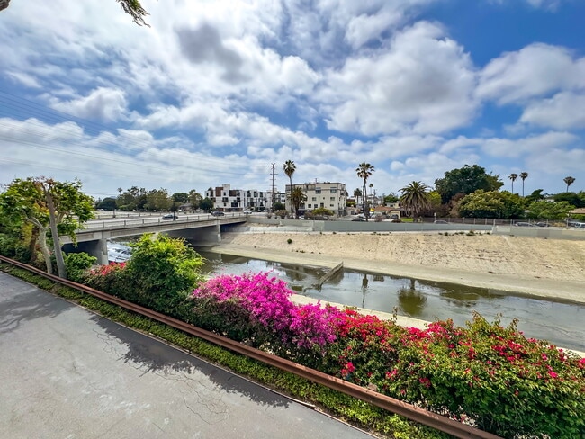 5000 S Centinela Ave, Unit 125 in Los Angeles, CA - Building Photo - Building Photo
