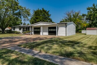 1215 Pamela Dr in Florissant, MO - Building Photo - Building Photo
