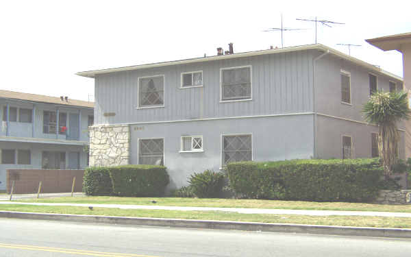 5845 W 96th St in Los Angeles, CA - Building Photo