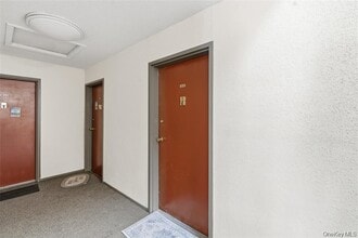 9 Charles Ln in Pomona, NY - Building Photo - Building Photo