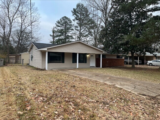 708 Cottonwood Dr in Starkville, MS - Building Photo - Building Photo