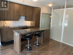 426 University Ave in Toronto, ON - Building Photo - Building Photo