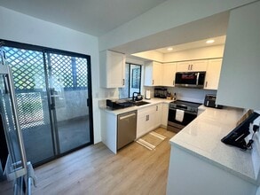 400 S Flower St in Orange, CA - Building Photo - Building Photo