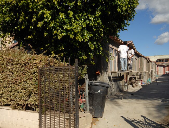 4327-4329 Burns Ave in Los Angeles, CA - Building Photo - Building Photo