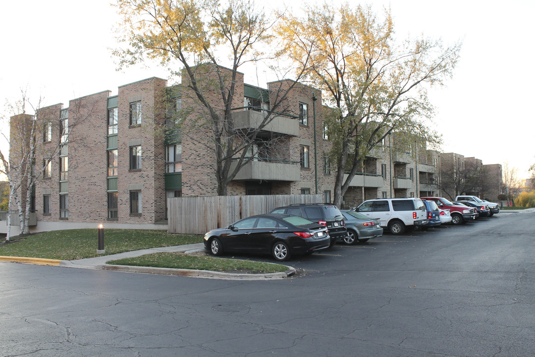 Walden Condominiums in Schaumburg, IL - Building Photo