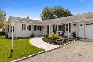 331 Third Beach Rd in Middletown, RI - Building Photo